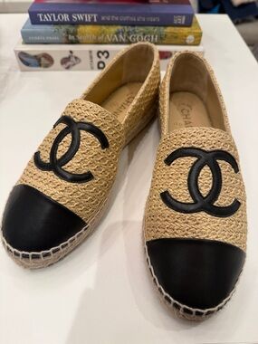 Chanel Beige and Black Raffia Espadrille Flats sz 40 NEW